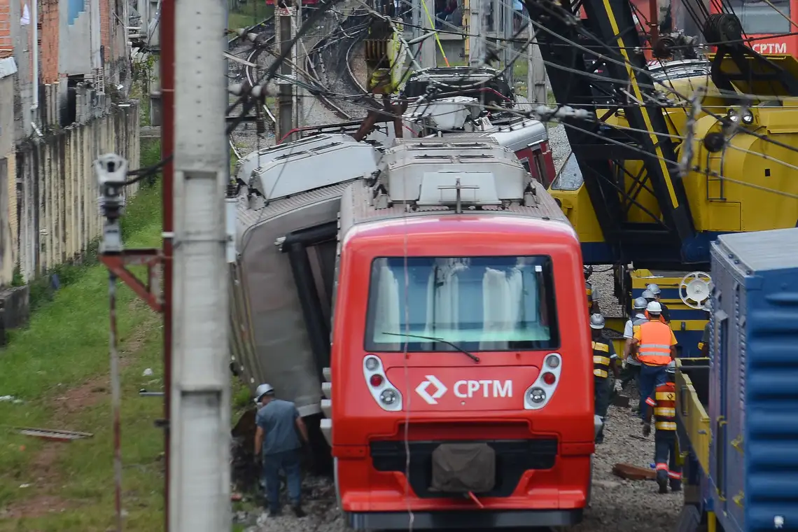 Trem descarrila na estação Itaim Paulista